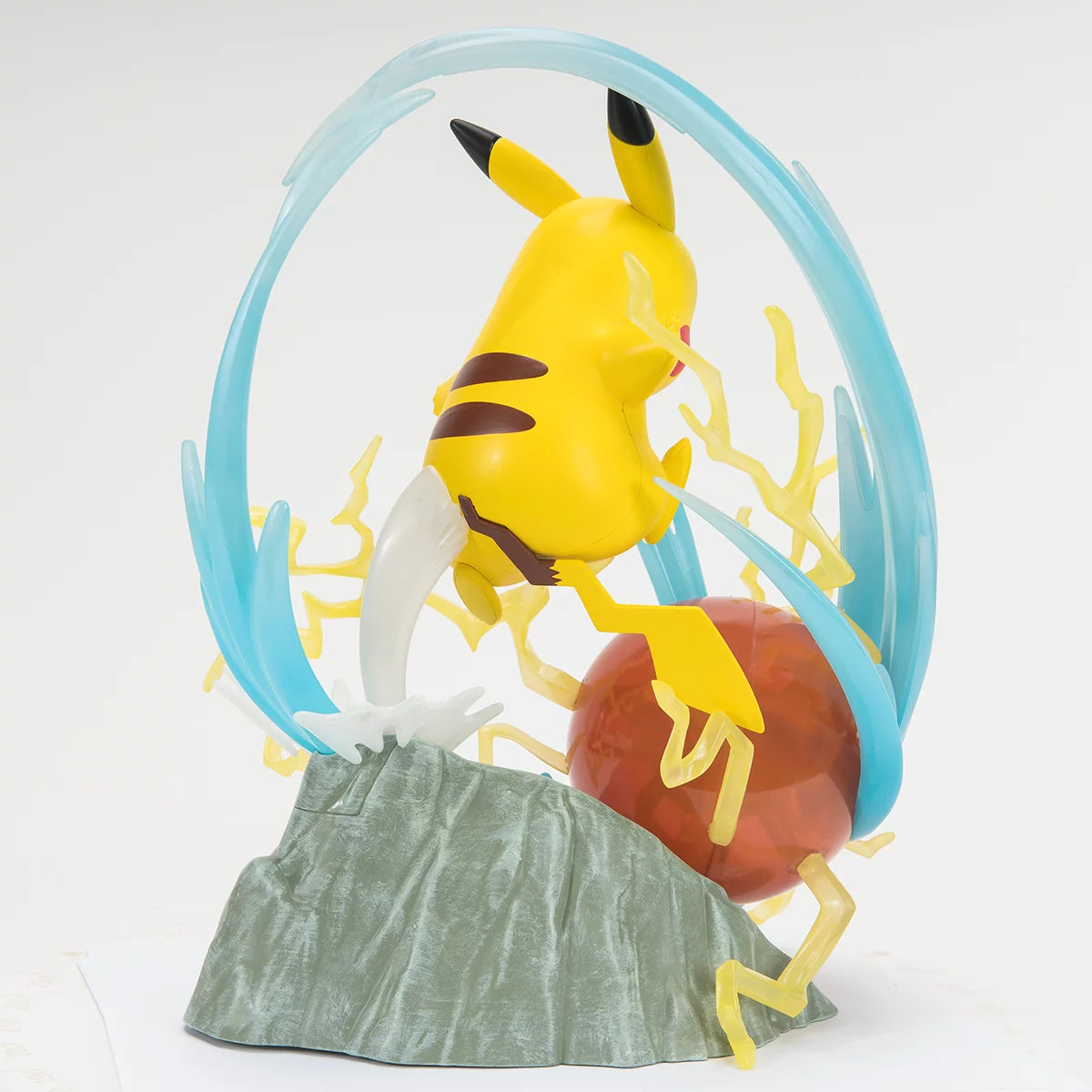 Pokemon Select - Pokémon Deluxe Figure - Light FX - Pikachu - Cherisaur Store